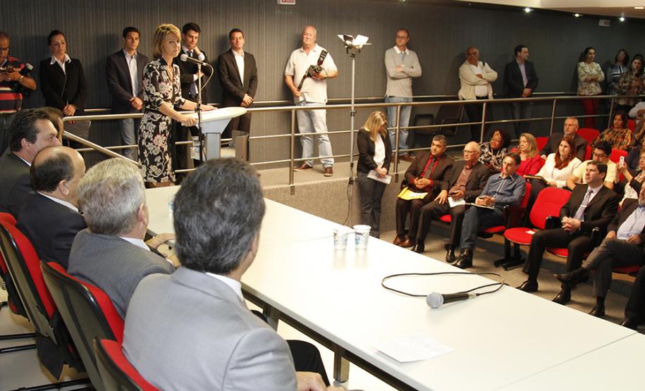 Governador Beto Richa e a secretária do Trabalho e Desenvolvimento Social, Fernanda Richa, assinam Termo de Convênio para Cofinanciamento do Serviço de Acolhimento de Adultos (Centro POP) e dos Serviços de Proteção e atendimento especializado às Famílias e Invididuos (PAEFI).Curitiba, 28/09/2015.Foto: Rogério Machado /SECS