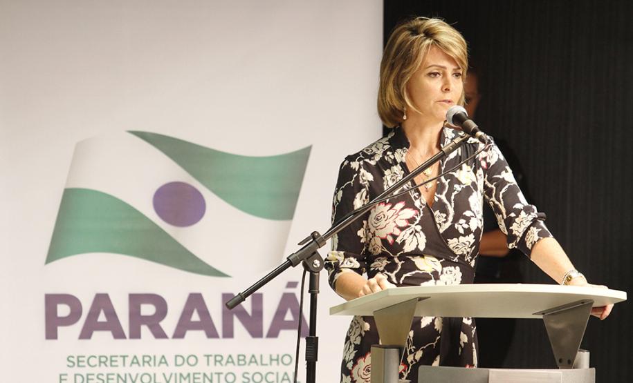 Governador Beto Richa e a secretária do Trabalho e Desenvolvimento Social, Fernanda Richa, assinam Termo de Convênio para Cofinanciamento do Serviço de Acolhimento de Adultos (Centro POP) e dos Serviços de Proteção e atendimento especializado às Famílias e Invididuos (PAEFI).Curitiba, 28/09/2015.Foto: Rogério Machado /SECS