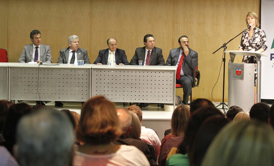 Governador Beto Richa e a secretária do Trabalho e Desenvolvimento Social, Fernanda Richa, assinam Termo de Convênio para Cofinanciamento do Serviço de Acolhimento de Adultos (Centro POP) e dos Serviços de Proteção e atendimento especializado às Famílias e Invididuos (PAEFI).Curitiba, 28/09/2015.Foto: Rogério Machado /SECS