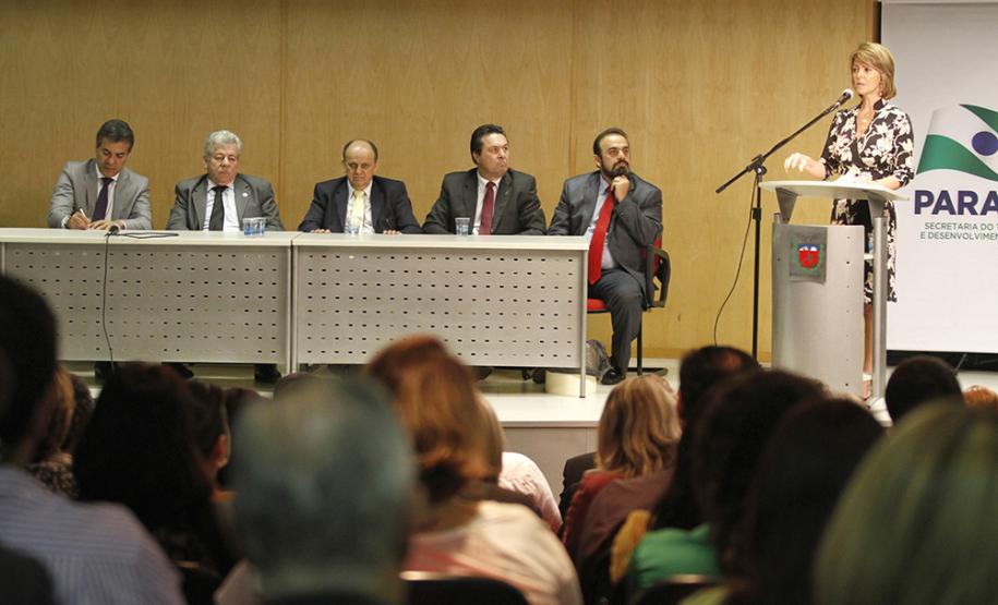 Governador Beto Richa e a secretária do Trabalho e Desenvolvimento Social, Fernanda Richa, assinam Termo de Convênio para Cofinanciamento do Serviço de Acolhimento de Adultos (Centro POP) e dos Serviços de Proteção e atendimento especializado às Famílias e Invididuos (PAEFI).Curitiba, 28/09/2015.Foto: Rogério Machado /SECS