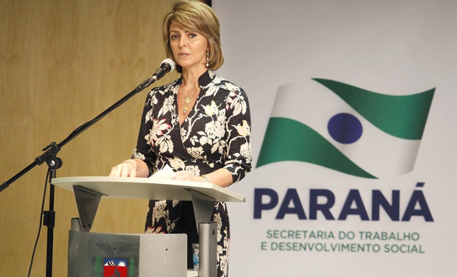 Governador Beto Richa e a secretária do Trabalho e Desenvolvimento Social, Fernanda Richa, assinam Termo de Convênio para Cofinanciamento do Serviço de Acolhimento de Adultos (Centro POP) e dos Serviços de Proteção e atendimento especializado às Famílias e Invididuos (PAEFI).Curitiba, 28/09/2015.Foto: Rogério Machado /SECS