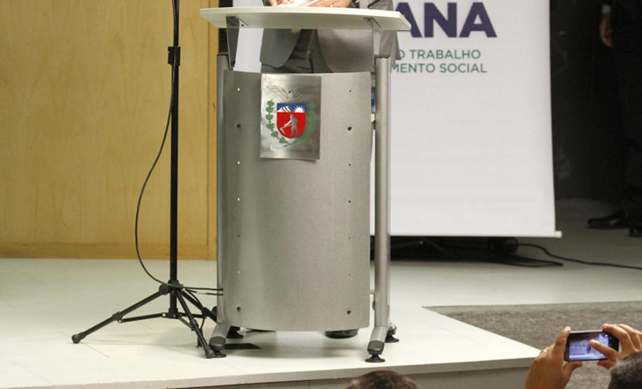 Governador Beto Richa e a secretária do Trabalho e Desenvolvimento Social, Fernanda Richa, assinam Termo de Convênio para Cofinanciamento do Serviço de Acolhimento de Adultos (Centro POP) e dos Serviços de Proteção e atendimento especializado às Famílias e Invididuos (PAEFI).Curitiba, 28/09/2015.Foto: Rogério Machado /SECS