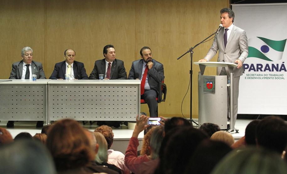 Governador Beto Richa e a secretária do Trabalho e Desenvolvimento Social, Fernanda Richa, assinam Termo de Convênio para Cofinanciamento do Serviço de Acolhimento de Adultos (Centro POP) e dos Serviços de Proteção e atendimento especializado às Famílias e Invididuos (PAEFI).Curitiba, 28/09/2015.Foto: Rogério Machado /SECS