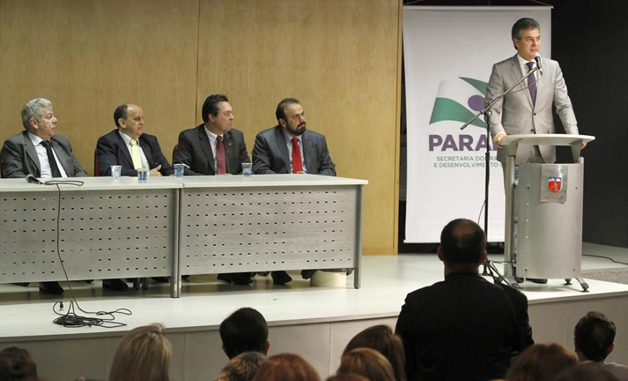 Governador Beto Richa e a secretária do Trabalho e Desenvolvimento Social, Fernanda Richa, assinam Termo de Convênio para Cofinanciamento do Serviço de Acolhimento de Adultos (Centro POP) e dos Serviços de Proteção e atendimento especializado às Famílias e Invididuos (PAEFI).Curitiba, 28/09/2015.Foto: Rogério Machado /SECS