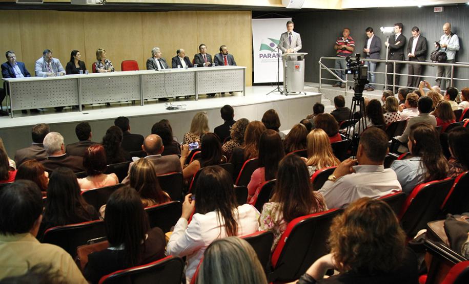 Governador Beto Richa e a secretária do Trabalho e Desenvolvimento Social, Fernanda Richa, assinam Termo de Convênio para Cofinanciamento do Serviço de Acolhimento de Adultos (Centro POP) e dos Serviços de Proteção e atendimento especializado às Famílias e Invididuos (PAEFI).Curitiba, 28/09/2015.Foto: Rogério Machado /SECS