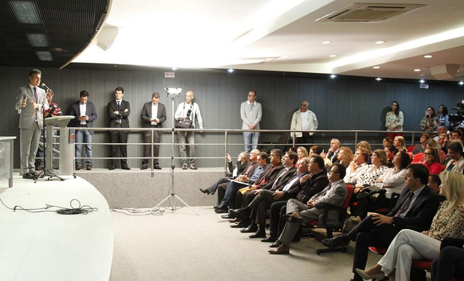 Governador Beto Richa e a secretária do Trabalho e Desenvolvimento Social, Fernanda Richa, assinam Termo de Convênio para Cofinanciamento do Serviço de Acolhimento de Adultos (Centro POP) e dos Serviços de Proteção e atendimento especializado às Famílias e Invididuos (PAEFI).Curitiba, 28/09/2015.Foto: Rogério Machado /SECS