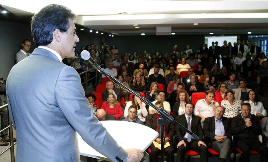 Governador Beto Richa e a secretária do Trabalho e Desenvolvimento Social, Fernanda Richa, assinam Termo de Convênio para Cofinanciamento do Serviço de Acolhimento de Adultos (Centro POP) e dos Serviços de Proteção e atendimento especializado às Famílias e Invididuos (PAEFI).Curitiba, 28/09/2015.Foto: Rogério Machado /SECS