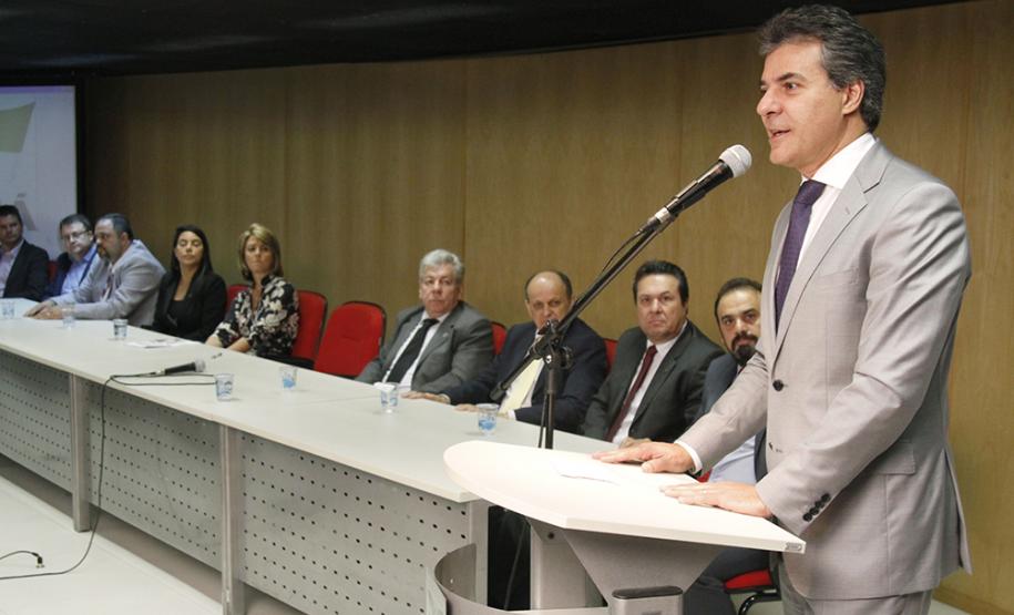 Governador Beto Richa e a secretária do Trabalho e Desenvolvimento Social, Fernanda Richa, assinam Termo de Convênio para Cofinanciamento do Serviço de Acolhimento de Adultos (Centro POP) e dos Serviços de Proteção e atendimento especializado às Famílias e Invididuos (PAEFI).Curitiba, 28/09/2015.Foto: Rogério Machado /SECS