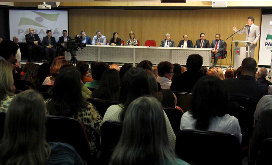 Governador Beto Richa e a secretária do Trabalho e Desenvolvimento Social, Fernanda Richa, assinam Termo de Convênio para Cofinanciamento do Serviço de Acolhimento de Adultos (Centro POP) e dos Serviços de Proteção e atendimento especializado às Famílias e Invididuos (PAEFI).Curitiba, 28/09/2015.Foto: Rogério Machado /SECS