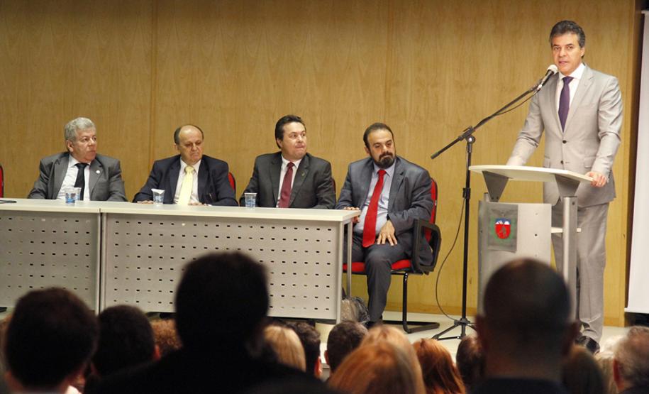 Governador Beto Richa e a secretária do Trabalho e Desenvolvimento Social, Fernanda Richa, assinam Termo de Convênio para Cofinanciamento do Serviço de Acolhimento de Adultos (Centro POP) e dos Serviços de Proteção e atendimento especializado às Famílias e Invididuos (PAEFI).Curitiba, 28/09/2015.Foto: Rogério Machado /SECS