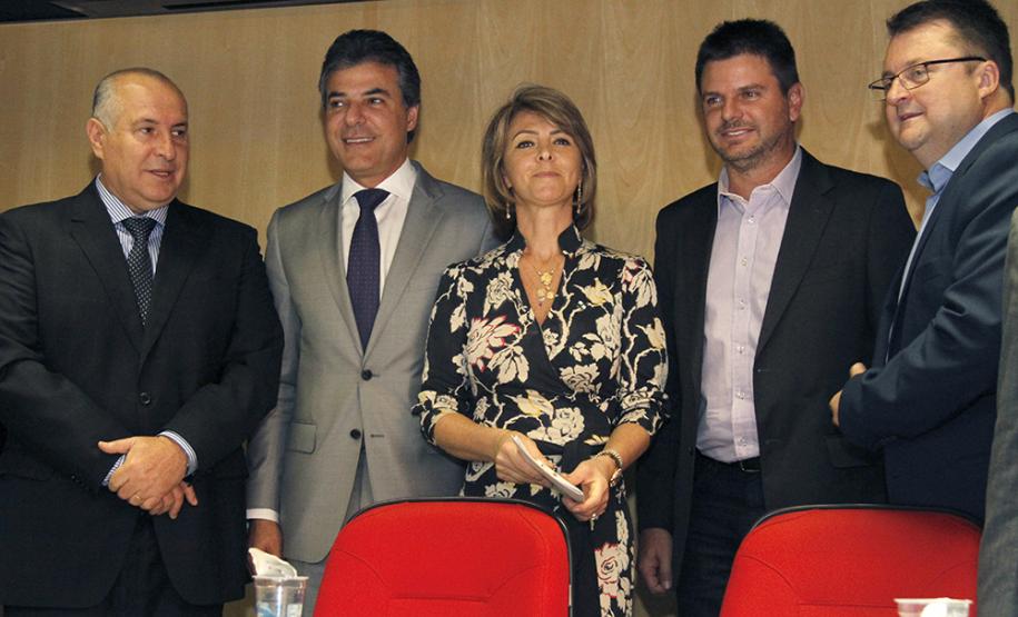 Governador Beto Richa e a secretária do Trabalho e Desenvolvimento Social, Fernanda Richa, assinam Termo de Convênio para Cofinanciamento do Serviço de Acolhimento de Adultos (Centro POP) e dos Serviços de Proteção e atendimento especializado às Famílias e Invididuos (PAEFI).Curitiba, 28/09/2015.Foto: Rogério Machado /SECS