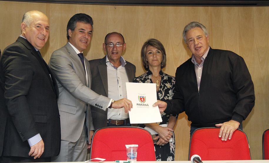 Governador Beto Richa e a secretária do Trabalho e Desenvolvimento Social, Fernanda Richa, assinam Termo de Convênio para Cofinanciamento do Serviço de Acolhimento de Adultos (Centro POP) e dos Serviços de Proteção e atendimento especializado às Famílias e Invididuos (PAEFI).Curitiba, 28/09/2015.Foto: Rogério Machado /SECS