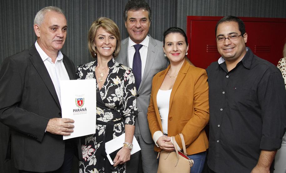 Governador Beto Richa e a secretária do Trabalho e Desenvolvimento Social, Fernanda Richa, assinam Termo de Convênio para Cofinanciamento do Serviço de Acolhimento de Adultos (Centro POP) e dos Serviços de Proteção e atendimento especializado às Famílias e Invididuos (PAEFI).Curitiba, 28/09/2015.Foto: Rogério Machado /SECS