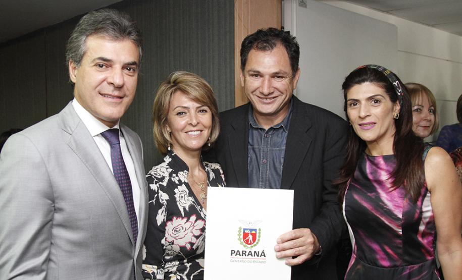 Governador Beto Richa e a secretária do Trabalho e Desenvolvimento Social, Fernanda Richa, assinam Termo de Convênio para Cofinanciamento do Serviço de Acolhimento de Adultos (Centro POP) e dos Serviços de Proteção e atendimento especializado às Famílias e Invididuos (PAEFI).Curitiba, 28/09/2015.Foto: Rogério Machado /SECS