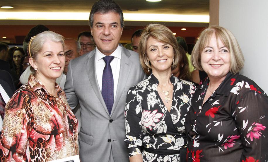 Governador Beto Richa e a secretária do Trabalho e Desenvolvimento Social, Fernanda Richa, assinam Termo de Convênio para Cofinanciamento do Serviço de Acolhimento de Adultos (Centro POP) e dos Serviços de Proteção e atendimento especializado às Famílias e Invididuos (PAEFI).Curitiba, 28/09/2015.Foto: Rogério Machado /SECS
