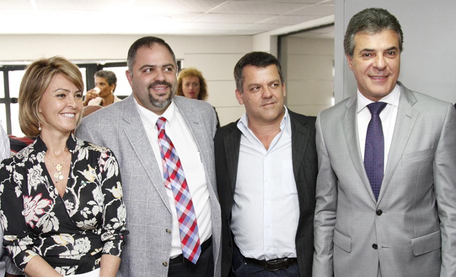 Governador Beto Richa e a secretária do Trabalho e Desenvolvimento Social, Fernanda Richa, assinam Termo de Convênio para Cofinanciamento do Serviço de Acolhimento de Adultos (Centro POP) e dos Serviços de Proteção e atendimento especializado às Famílias e Invididuos (PAEFI).Curitiba, 28/09/2015.Foto: Rogério Machado /SECS